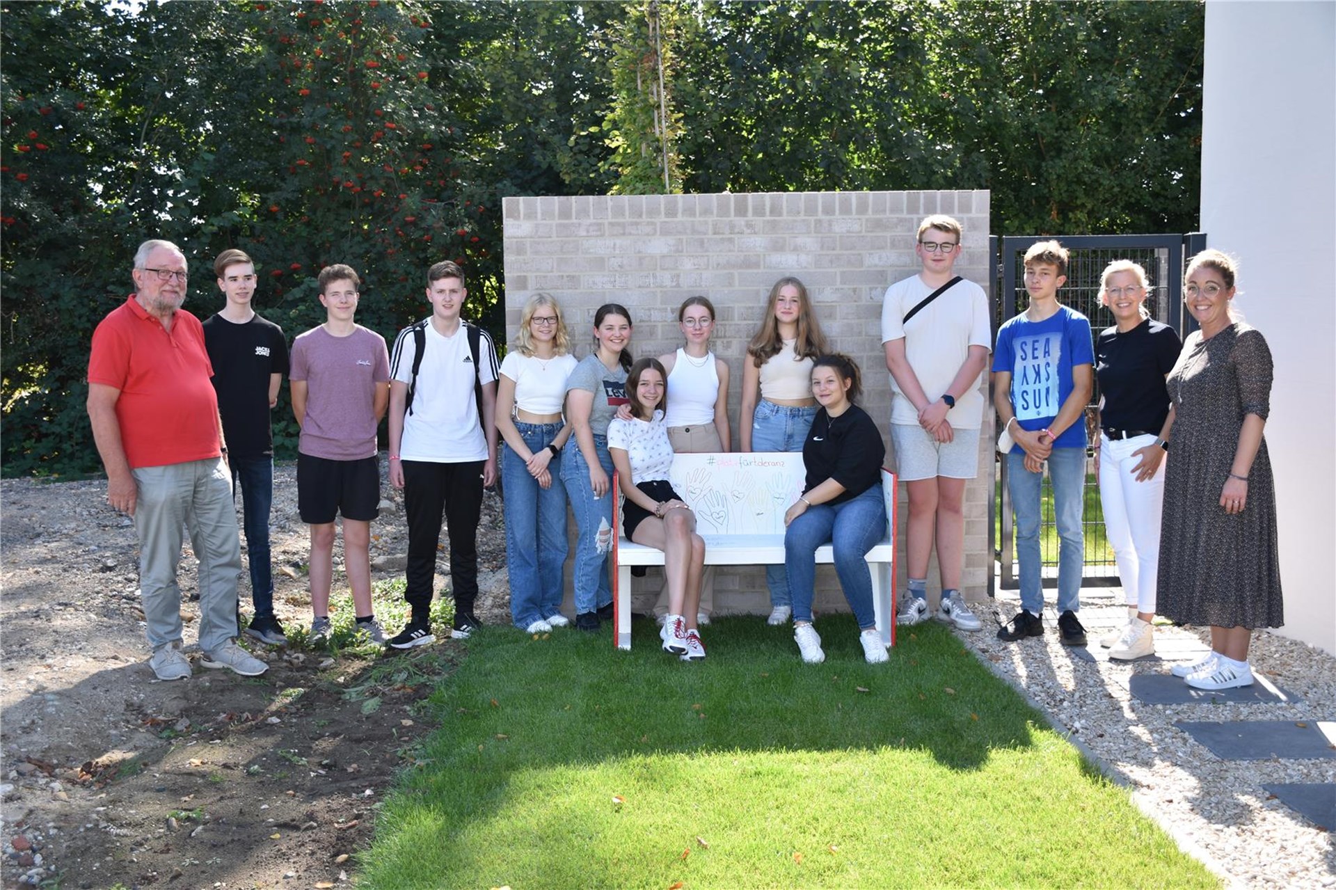 Junge Menschen stehen vor dem Platz für Toleranz