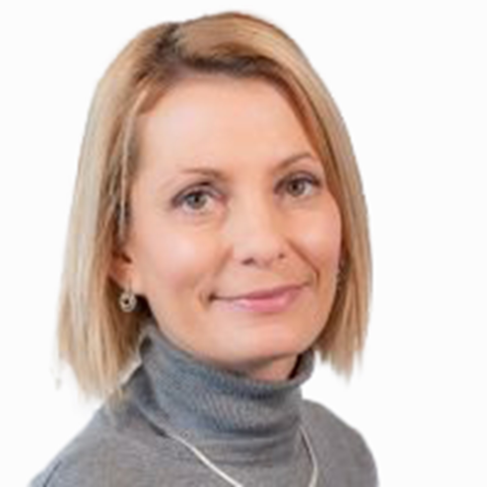 Frau mit blonden Haaren lächelt in die Kamera