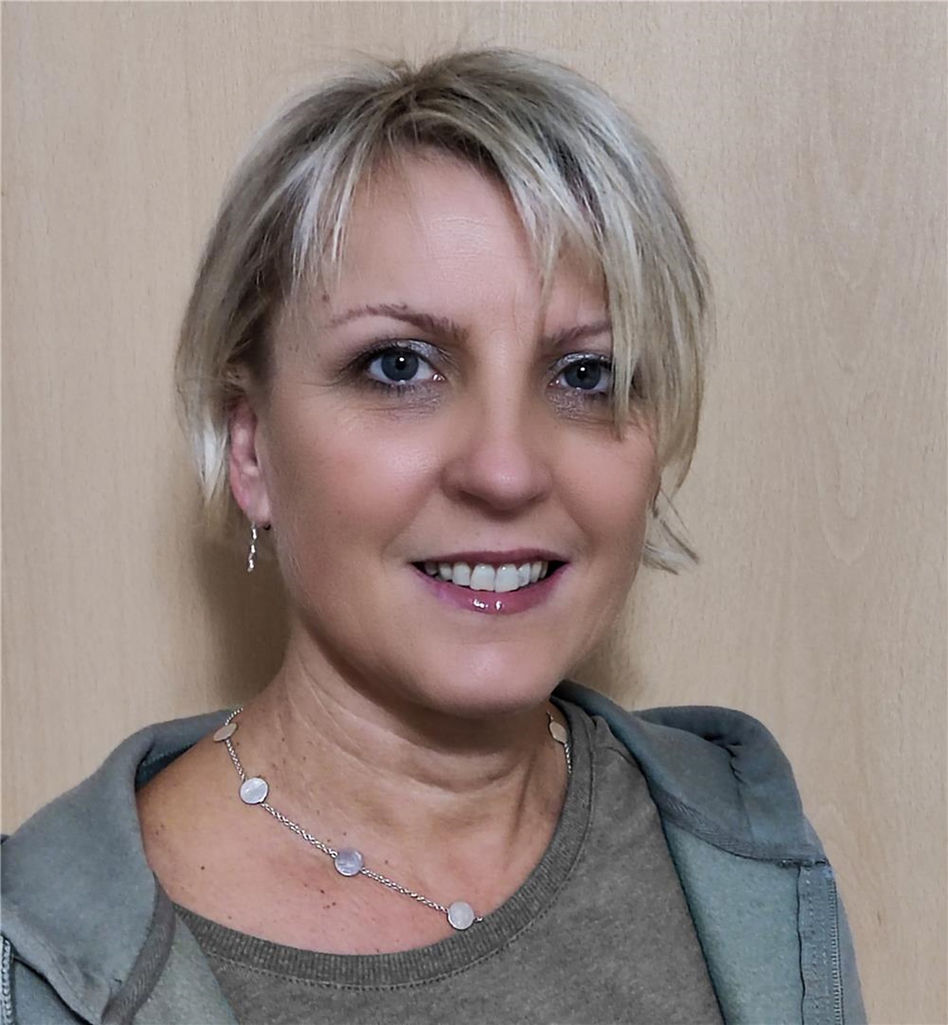 Portrait von Birgit Lipinski, lächelnde Dame mit kurzen, blonden Haaren