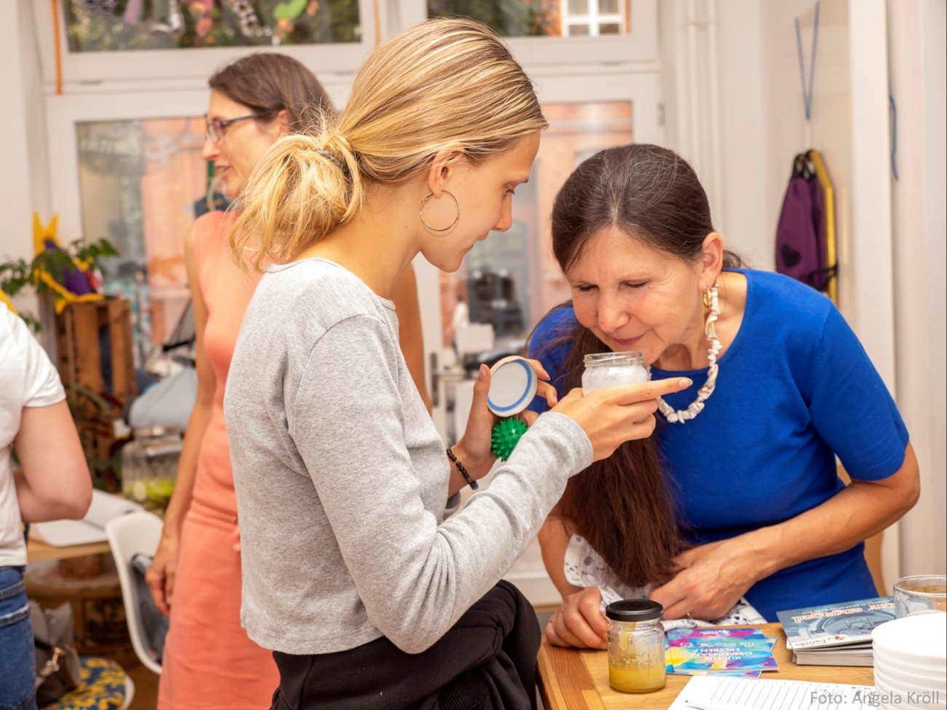 Zwei Personen richen an selbst hergestellten Kosmetika