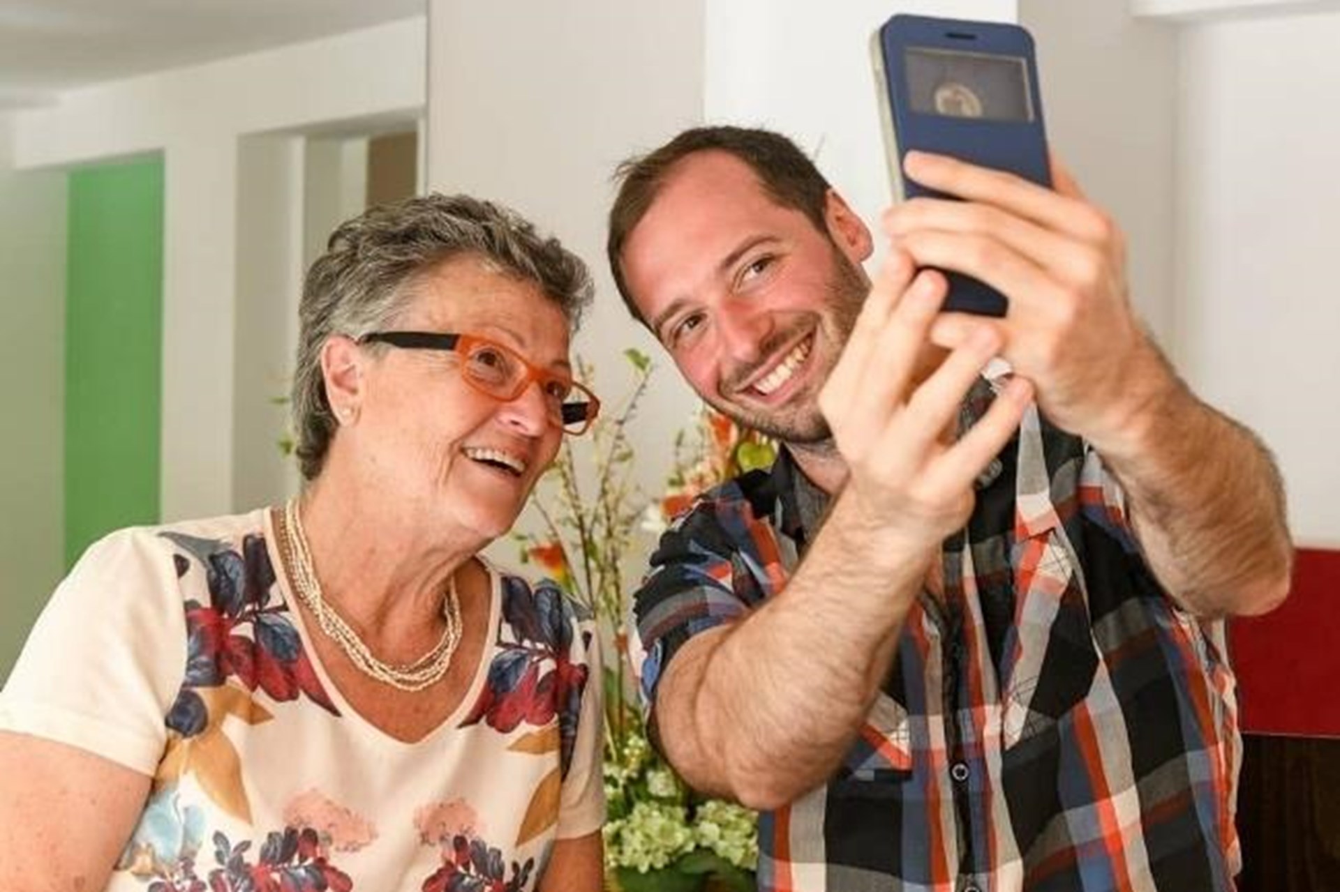 Zwei Personen mit Smartphone