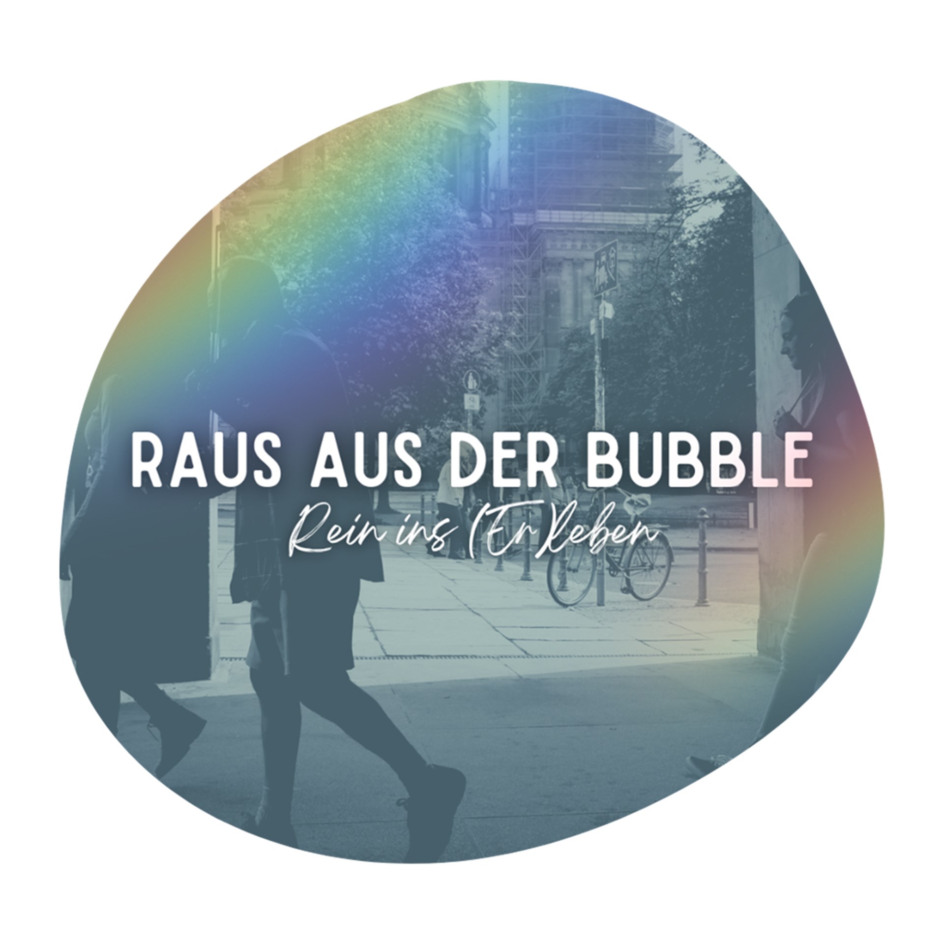Grafik mit abstrakter Form und transparentem Regenbogenverlauf. Unscharfe Schwarz-Weiß-Szene im Hintergrund, Menschen in Stadt. Text im Vordergrund: „Raus aus der Bubble – Rein ins (Er)leben in Weiß.